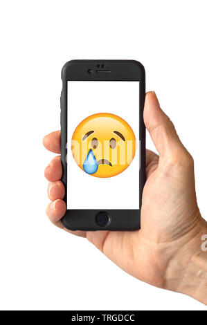 Weinendes Gesicht Emoji auf einem Bildschirm des Smartphones Stockfoto