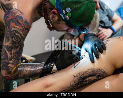 Corn Exchange, Edinburgh, Schottland, Großbritannien, 9. Jährliche Scottish Tattoo Convention: Enthusiasten und Tattoo Künstler mit Teilnehmer erhalten ein Tattoo Stockfoto