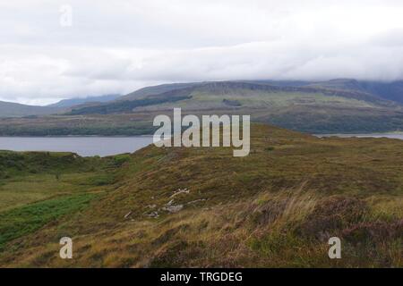 Basalt Einstiegschweller durch Black Cuillin Berge jenseits Loch Slapin an einem bewölkten Herbst Tag. Isle of Skye, Schottland, Großbritannien. Stockfoto