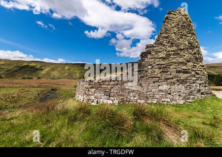 Die antike Überreste von Dun Dornaigil, ein Bügeleisen Alter Broch, neben Strathmore Fluss, Sutherland, Schottland. 29. Mai 2019 Stockfoto