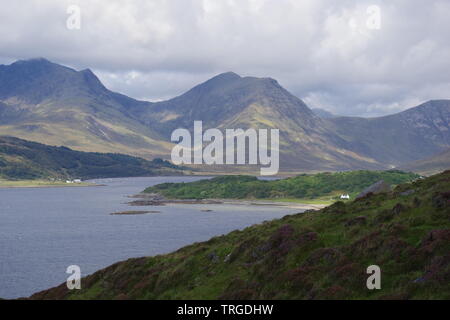 Cuillin Berge jenseits Loch Slapin an einem bewölkten Herbst Tag. Isle of Skye, Schottland, Großbritannien. Stockfoto