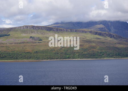 Basalt Einstiegschweller durch Black Cuillin Berge jenseits Loch Slapin an einem bewölkten Herbst Tag. Isle of Skye, Schottland, Großbritannien. Stockfoto