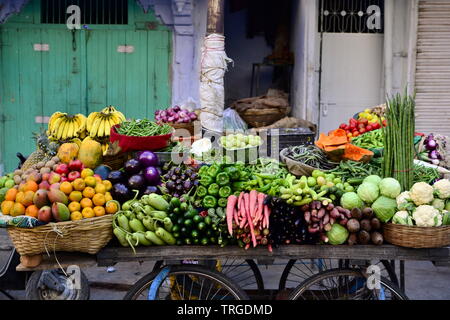 Indischen Straßenhändler mit frischem Gemüse und Früchten entlang der Straße, Udaipur, Indien Stockfoto