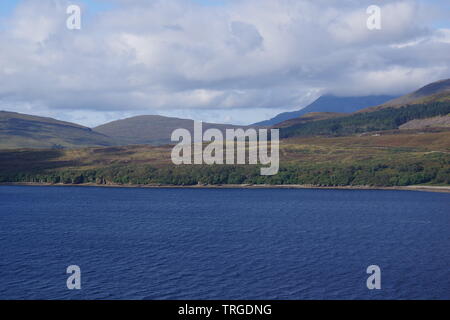 Basalt Einstiegschweller durch Black Cuillin Berge jenseits Loch Slapin an einem bewölkten Herbst Tag. Isle of Skye, Schottland, Großbritannien. Stockfoto