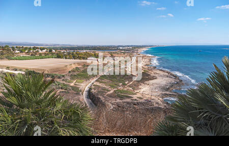 Panorama der mediterranen Küste südlich der Rosh Hanikra Grotten mit landwirtschaftlichen Schatten Haus Plantagen und Kibbutz Kfar Rosh Hanikra Stockfoto