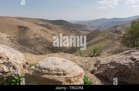 Nof Street View mit Blick auf nahal tavya in Arad in Israel auf der Suche nach Südosten mit dem Bachbett und Landschaftsformen der Juda Bergen und Wüste Stockfoto