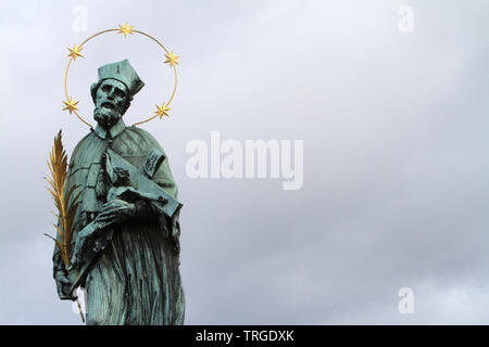 St. Johannes von Nepomuk (1345-1393). Die Statue. Bronze. Von Volfgang Hieronymus Heroldt, 1683. Karlsbrücke. Prag. Tschechische Republik. Stockfoto