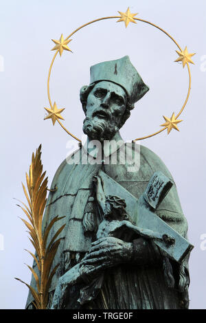 St. Johannes von Nepomuk (1345-1393). Die Statue. Bronze. Von Volfgang Hieronymus Heroldt, 1683. Karlsbrücke. Prag. Tschechische Republik. Stockfoto