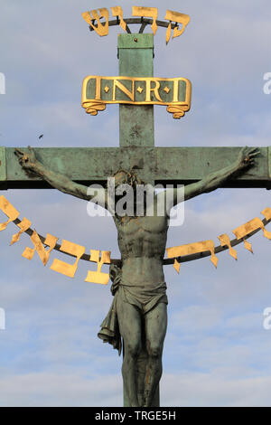 Crucfix et Calvaire sur le Pont Charles. Prag. Der Tschechischen Republik. Stockfoto