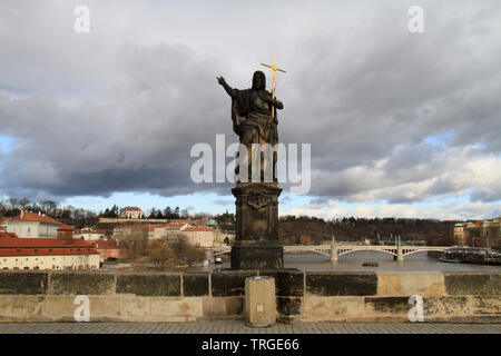 La statue de la bénédiction par Saint-Jean-Baptiste sur le Pont Charles. St. Johannes der Täufer auf der Karlsbrücke. Prag. Der Tschechischen Republik. Stockfoto