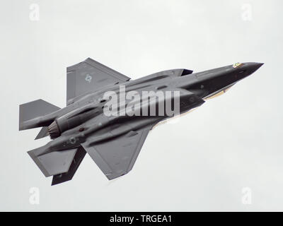 BOSSIER CITY, LA., - Mai 18, 2019: EIN US Air Force F35 Fighter führt eine Rolle als es fliegt über die Stadt. Stockfoto