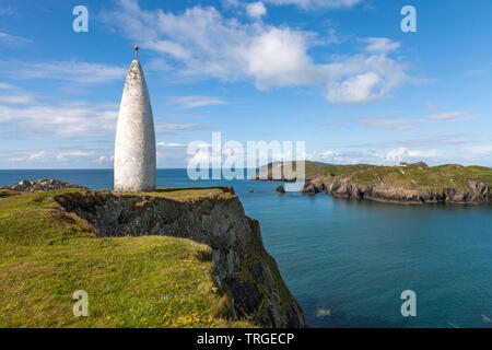 Baltimore, Cork, Irland. 05 Juni, 2019. Ein sonnigen Morgen über das Signal Tower mit Blick auf Sherkin Island und dem Eingang zum Hafen von Baltimore in West Cork, Irland. Stockfoto