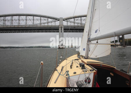 Das folkeboot "Orzel' schlagen vor zur Royal Albert Bridge, River Tamar, Cornwall und Devon, England, Großbritannien Stockfoto