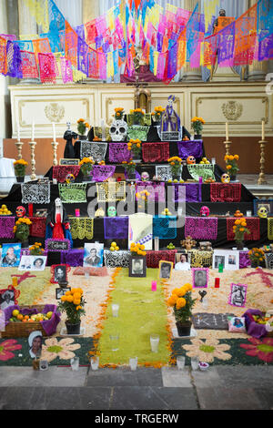 Tag der Toten Dekorationen im Templo de La Santísima Trinidad Kirche in Mexiko Stadt Stockfoto