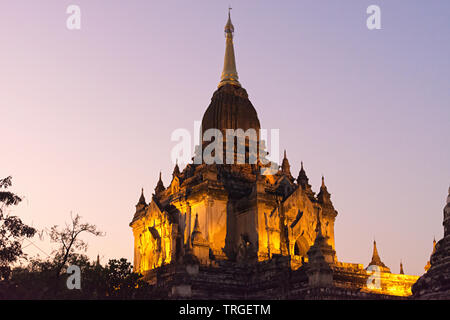 Beleuchtete Gawdawpalin-Temple bei Sonnenuntergang, Bagan, Mandalay Division, Myanmar Stockfoto