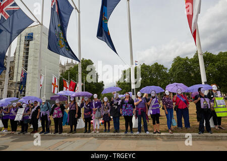 London, Großbritannien - 5 Juni, 2019: waspi Demonstranten, werbend für Renten für Frauen aus den 1950er Jahren im Parlament Platz am Tag der gerichtlichen Überprüfung nachgewiesen. Stockfoto