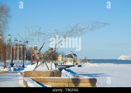 Petrosawodsk, Russland - 18. FEBRUAR 2019: Skulptur 'Fischer' am Ufer des Onega See an einem sonnigen Tag Stockfoto