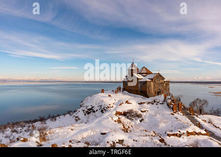 Hayravank Kloster in Armenien mit Blick auf Sevan See. Stockfoto