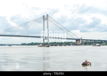 Eisenbahnbrücke über den Ganges in Varanasi, Indien Stockfoto