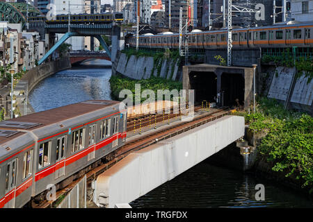 Tokio, Japan, 15. Mai 2019: Bahn Züge Kreuze in Akihabara. Die Eisenbahnen sind das wichtigste Mittel der Personenbeförderung in J Stockfoto