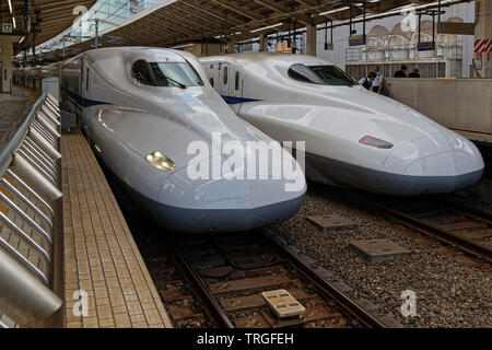 Tokio, Japan, 16. Mai 2019: Zwei Shinkansen im Quay. Shinkansen ist ein Netzwerk von Hochgeschwindigkeitsstrecken in Japan, auch in Englischer Sprache als Bullet bekannt Stockfoto