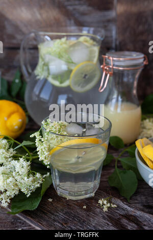 Hausgemachte Limonade mit holunderblüten Sirup und Zitronenscheiben Stockfoto