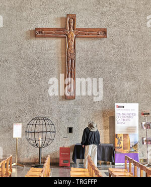 Holz geschnitzten Kruzifix auf der Ostwand der Kathedrale von Coventry, England. Stockfoto