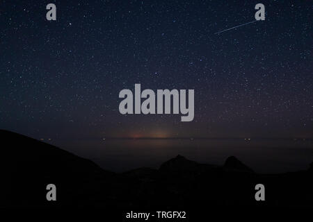 Nacht Landschaft mit Shooting Star in Escullos. Naturpark Cabo de Gata. Andalusien. Spanien. Stockfoto