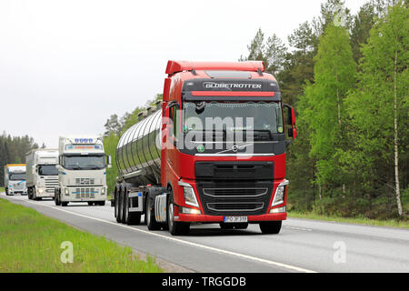 Raasepori, Finnland. 24. Mai 2019. Flotte von vier schweren Lkw durch einen roten Volvo FH 500 semi Tanker auf der Autobahn an einem bewölkten Tag im Sommer in Finnland geführt. Stockfoto