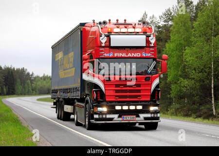 Raasepori, Finnland. 24. Mai 2019. Schön kundenspezifische 4-Serie Scania Lkw-Anhänger auf der Autobahn im Süden von Finnland zieht, mit Scheinwerfer kurz auf. Stockfoto