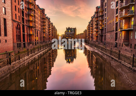 Das rote Lager in der Speicherstadt in Hamburg bei Sonnenuntergang Stockfoto