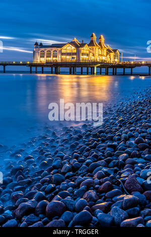 Nacht am schönen Meer Seebrücke von Sellin auf der Insel Rügen, Deutschland Stockfoto