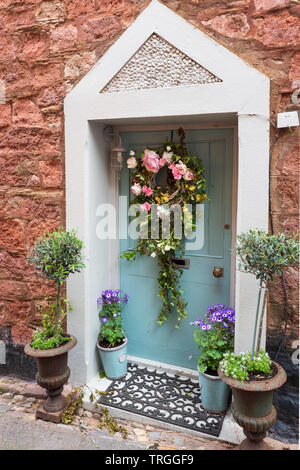 Schöne Tür, Blumenarrangement, KIngsand, Cornwall. Großbritannien Stockfoto