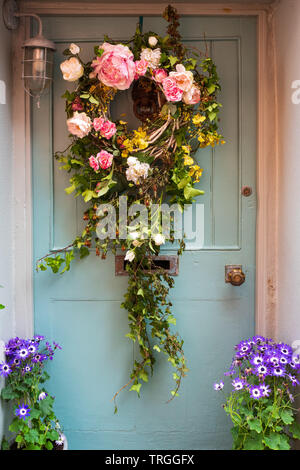 Leuchtende Blütenpracht Haustür Cornwall Stockfoto