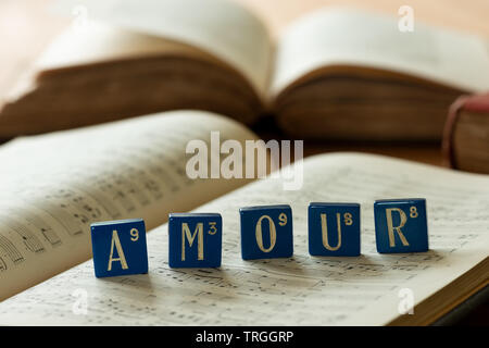 Alten Französischen spiel Diamino wie Scrabble aus der Zeit nach dem 2. Weltkrieg, nostalgischen Botschaften der Liebe und des Friedens mit blauen Quadraten und weißer Schrift Stockfoto