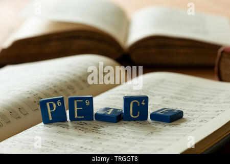 Alten Französischen spiel Diamino wie Scrabble aus der Zeit nach dem 2. Weltkrieg, nostalgischen Botschaften der Liebe und des Friedens mit blauen Quadraten und weißer Schrift Stockfoto