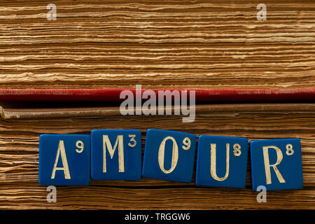 Alten Französischen spiel Diamino wie Scrabble aus der Zeit nach dem 2. Weltkrieg, nostalgischen Botschaften der Liebe und des Friedens mit blauen Quadraten und weißer Schrift Stockfoto