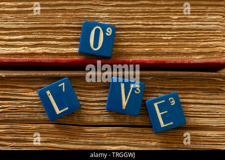 Alten Französischen spiel Diamino wie Scrabble aus der Zeit nach dem 2. Weltkrieg, nostalgischen Botschaften der Liebe und des Friedens mit blauen Quadraten und weißer Schrift Stockfoto