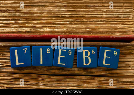 Alten Französischen spiel Diamino wie Scrabble aus der Zeit nach dem 2. Weltkrieg, nostalgischen Botschaften der Liebe und des Friedens mit blauen Quadraten und weißer Schrift Stockfoto