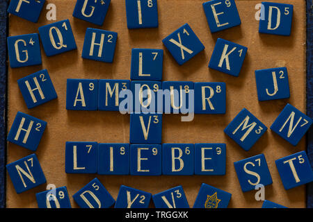 Alten Französischen spiel Diamino wie Scrabble aus der Zeit nach dem 2. Weltkrieg, nostalgischen Botschaften der Liebe und des Friedens mit blauen Quadraten und weißer Schrift Stockfoto