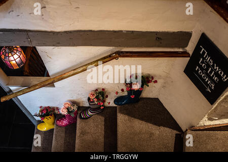 Schrullige Treppen und wellies Stockfoto