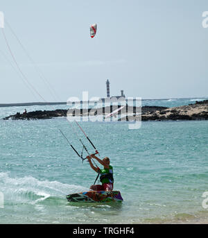 Kitesurf en Punta Willits. Al fondo El Faro de Tostón. Parque Natural de Corralejo. Isla Fuerteventura. Provinz Las Palmas. Islas Canarias. España Stockfoto