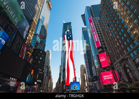 New York City/USA, 27. Mai 2019. Leuchtreklamen am Times Square, American Flag Neon Licht. Street View, Wolkenkratzer, Patriotismus. Stockfoto