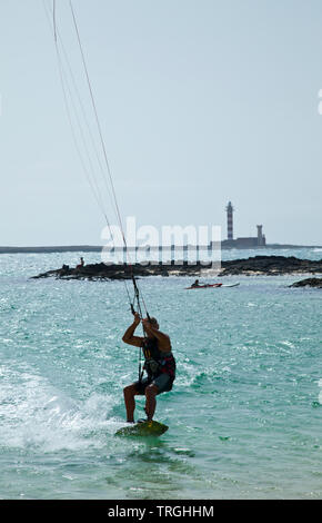 Kitesurf en Punta Willits. Al fondo El Faro de Tostón. Parque Natural de Corralejo. Isla Fuerteventura. Provinz Las Palmas. Islas Canarias. España Stockfoto