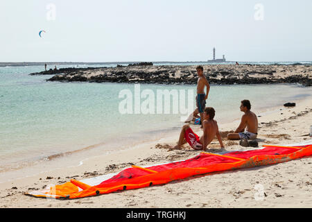 Kitesurf en Punta Willits. Al fondo El Faro de Tostón. Parque Natural de Corralejo. Isla Fuerteventura. Provinz Las Palmas. Islas Canarias. España Stockfoto