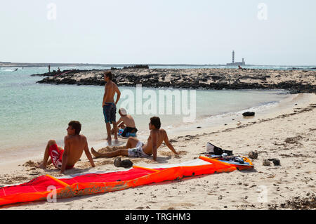 Kitesurf en Punta Willits. Al fondo El Faro de Tostón. Parque Natural de Corralejo. Isla Fuerteventura. Provinz Las Palmas. Islas Canarias. España Stockfoto