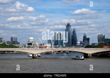Blick auf die Stadt London, St Pauls Cathedral, Busse auf der Waterloo Bridge und Boote auf dem Fluss Themse London England UK Europa KATHY DEWITT Stockfoto
