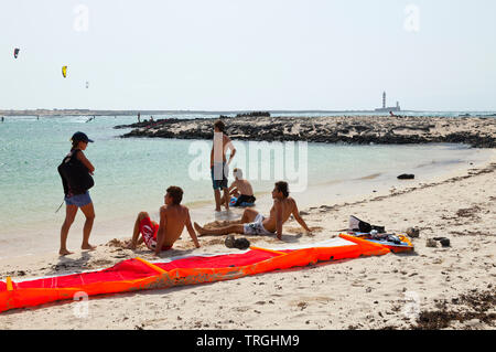 Kitesurf en Punta Willits. Al fondo El Faro de Tostón. Parque Natural de Corralejo. Isla Fuerteventura. Provinz Las Palmas. Islas Canarias. España Stockfoto