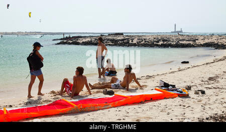 Kitesurf en Punta Willits. Al fondo El Faro de Tostón. Parque Natural de Corralejo. Isla Fuerteventura. Provinz Las Palmas. Islas Canarias. España Stockfoto