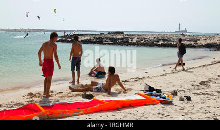 Kitesurf en Punta Willits. Al fondo El Faro de Tostón. Parque Natural de Corralejo. Isla Fuerteventura. Provinz Las Palmas. Islas Canarias. España Stockfoto